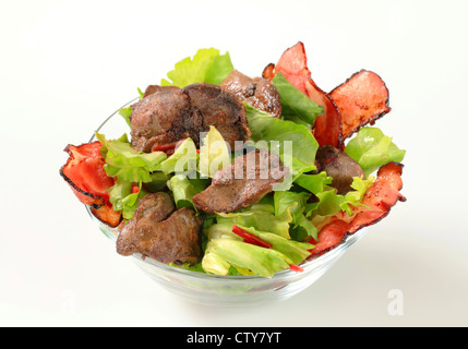 Hähnchen-Leber-Salat mit knusprigen Speckstreifen Stockfoto