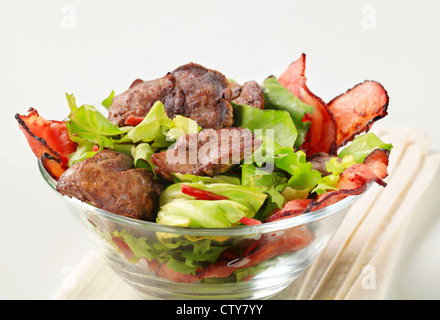 Hähnchen-Leber-Salat mit knusprigen Speckstreifen Stockfoto