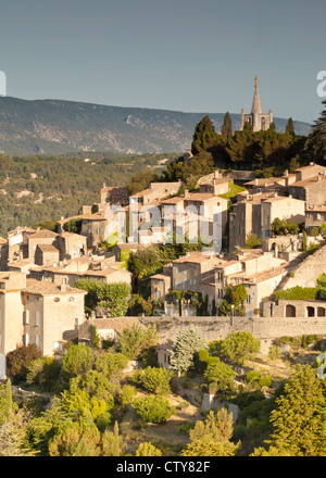 Sonnenaufgang über dem Bonnieux in der Provence Stockfoto