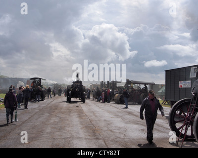 eine Sammlung von Dampfmaschinen und Dampfwalzen bei einer Dampf-Kundgebung in england Stockfoto