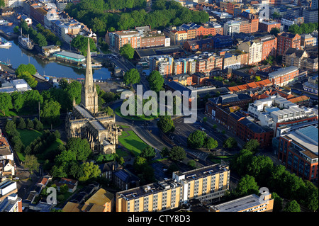 Luftaufnahme von St. Mary Redcliffe Anglican Pfarrkirche befindet sich im Stadtteil Redcliffe der englischen Hafen Stadt von Bristol. Stockfoto