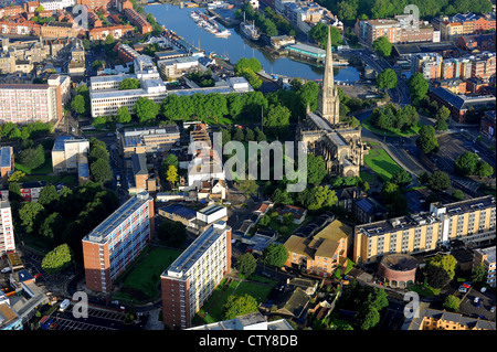 Luftaufnahme von St. Mary Redcliffe Anglican Pfarrkirche befindet sich im Stadtteil Redcliffe der englischen Hafen Stadt von Bristol. Stockfoto