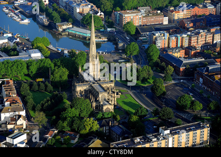 Luftaufnahme von St. Mary Redcliffe Anglican Pfarrkirche befindet sich im Stadtteil Redcliffe der englischen Hafen Stadt von Bristol. Stockfoto