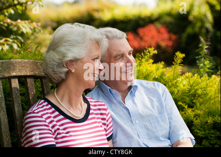 Glückliches Paar entspannend im Garten Stockfoto