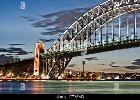 Ikonischen Hafenbrücke erschossen in der Dämmerung nach Süden der Stadt. Schön. Stockfoto