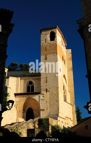 Spanien, Jakobsweg: Haupteingang der romanischen Kirche San Pedro De La Rua in Estella Stockfoto