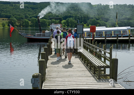 Passagiere Menschen Besucher Touristen an Bord der Dampfyacht Gondola Am Coniston See im Sommer Cumbria England Vereinigtes Königreich Großbritannien Stockfoto