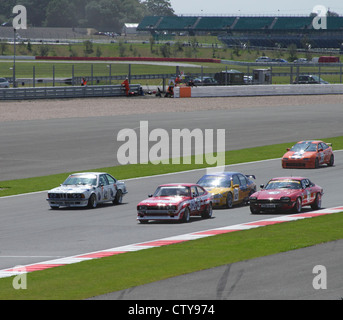 Rennen auf Fujifilm Tourenwagen Trophäe 1970-2000 Silverstone Classic 22. Juli 2012 Blick vom Dorf Ecke Stockfoto