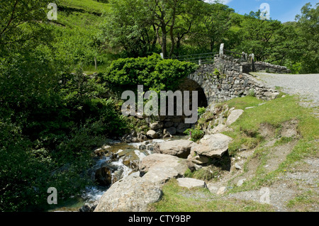 Brücke über die Kirche Beck im Sommer in der Nähe des Coniston Cumbria Lake District National Park England Vereinigtes Königreich GB Großbritannien Stockfoto