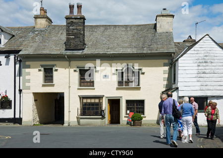 Menschen Besucher Touristen außerhalb der Beatrix Potter Galerie im Sommer Main Street Hawkshead Cumbria England Vereinigtes Königreich GB Great Großbritannien Stockfoto