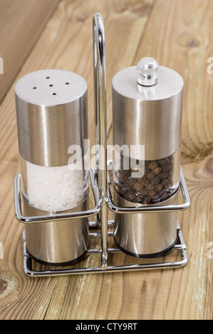 Salz- und Peppershaker auf hölzernen Hintergrund Stockfoto