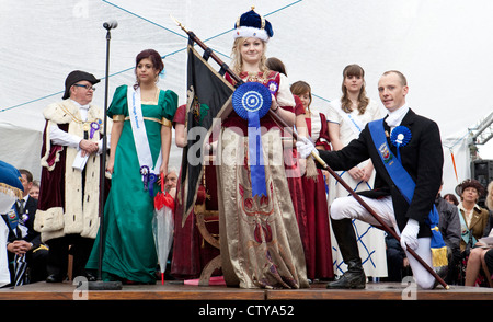 GUID Nychburris 2012 Dumfries, Charter und Krönung Zeremonie von 2012 Königin der südlichen Königin in der Mitte Kirchturm Dumfries. Stockfoto