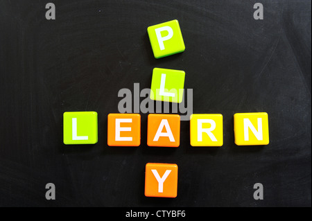 Lernen Sie oder spielen Sie Kreuzworträtsel Blöcke an die Tafel Stockfoto