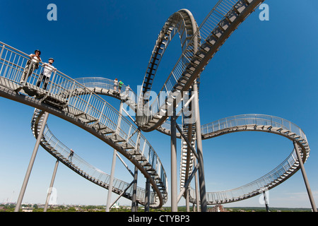 "Schildkröte und Tiger" Fußgänger Achterbahn-Skulptur am Zauberberg in Duisburg Deutschland Stockfoto