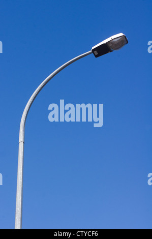 eine Straßenlaterne mit blauem Himmel Hintergrund Stockfoto