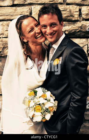 Glückliche Braut und Bräutigam posiert bei ihrer Hochzeit Stockfoto