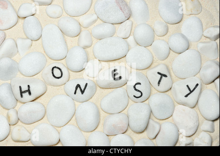 Ehrlichkeit-Wort auf Gruppe von Steinen auf dem sand Stockfoto