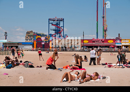 Deno es Wonder Wheel Vergnügungspark Coney Island Luna Beach Boardwalk Brooklyn New York Stockfoto