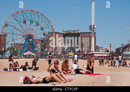 Deno es Wonder Wheel Vergnügungspark Coney Island Luna Beach Boardwalk Brooklyn New York Stockfoto