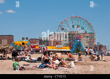 Deno es Wonder Wheel Vergnügungspark Coney Island Luna Beach Boardwalk Brooklyn New York Stockfoto