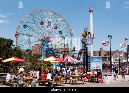 Deno es Wonder Wheel Vergnügungspark Coney Island Luna Beach Boardwalk Brooklyn New York Stockfoto