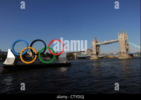 Olympische Ringe schwimmend auf einem Ponton in der Themse, london Stockfoto