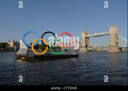 Olympische Ringe schwimmend auf einem Ponton in der Themse, london Stockfoto