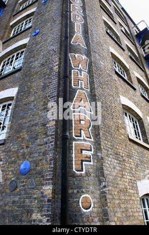 London-Regeneration. Viktorianische Lager im Bereich Dockland zurückverwandelt in teure Wohnungen. Stockfoto