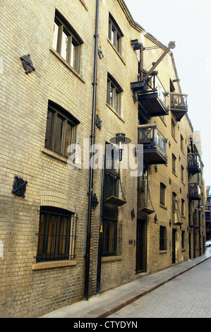 London-Regeneration. Viktorianische Lager im Bereich Dockland zurückverwandelt in teure Wohnungen. Stockfoto