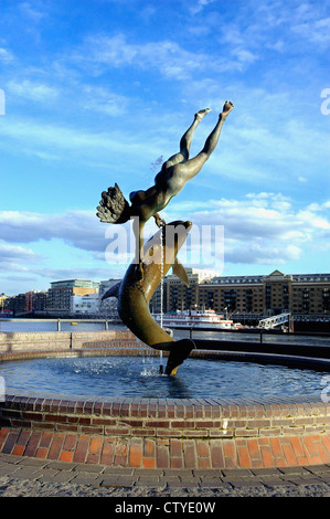 London-Regeneration. Skulptur mit Blick auf alten viktorianischen Lagerhäuser im Bereich Dockland mit Butlers Wharf im Hintergrund. Stockfoto