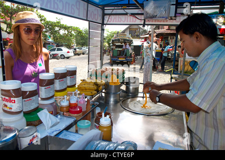 Streetfood Verkäufern, aromatisierte Pfannkuchen an Chaweng Beach Village auf der Insel Ko Samui, Thailand. Stockfoto