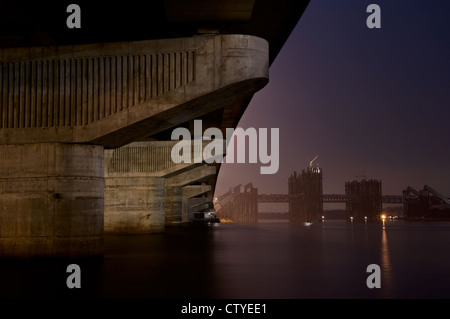 Sehen Sie sich auf den Bau der Podilsko-Voskresenskyi-Brücke aus Havanna Brücke, Kiew, Ukraine Stockfoto