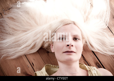 Junge Frau in die Kamera schauen Stockfoto