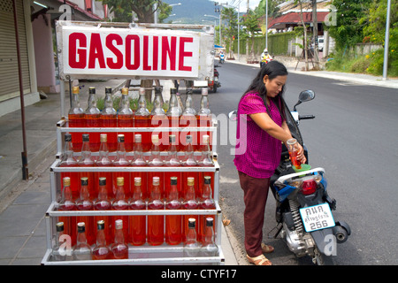 Benzin in einem Liter Whiskeyflaschen an Chaweng Beach Village auf der Insel Ko Samui, Thailand verkauft. Stockfoto