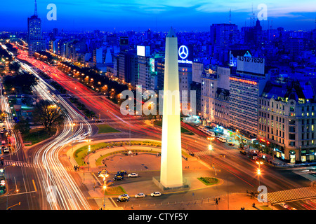 Luftaufnahme der 9 de Julio Avenue, und Obelisk (Obelisco) und Auto Lichter Spuren, in der Dämmerung. Buenos Aires, Argentinien, Südamerika. Stockfoto