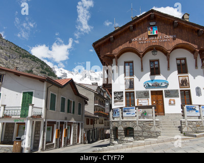 Die Ski Resort Stadt Courmayeur in Italien und der alpinen Bergkette dominiert von Mont Blanc. Stockfoto