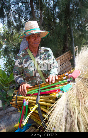 Straßenhändler verkaufen getrocknete Grass Besen auf der Insel Ko Samui, Thailand. Stockfoto