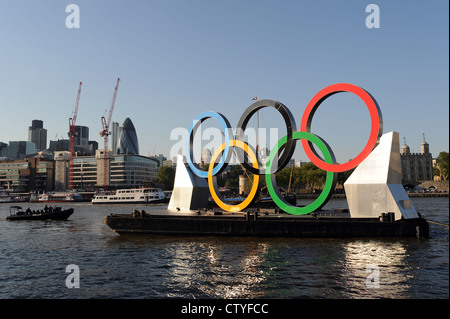 Olympische Ringe schwimmend auf einem Ponton in der Themse, london Stockfoto