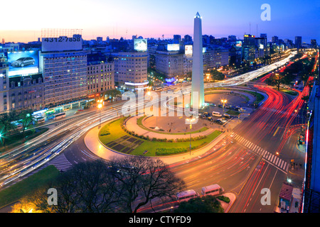 Luftaufnahme der 9 de Julio Avenue, und Obelisk (Obelisco) und Auto Lichter Spuren, in der Dämmerung. Buenos Aires, Argentinien, Südamerika. Stockfoto