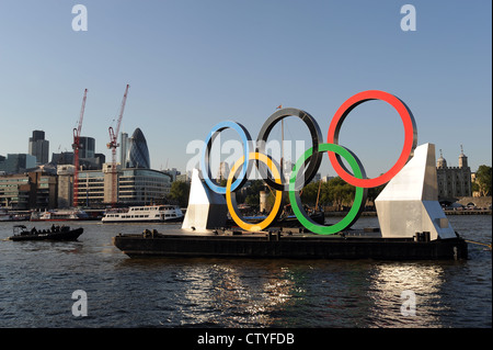 Olympische Ringe schwimmend auf einem Ponton in der Themse, london Stockfoto