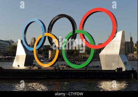 OLYMPISCHE RINGE AUF EINEM SCHWIMMENDEN PONTON AN DER THEMSE GENERALPROBE AM VORTAG OLYMPISCHE ERÖFFNUNGSFEIER. Stockfoto