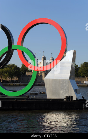 OLYMPISCHE RINGE AUF EINEM SCHWIMMENDEN PONTON AN DER THEMSE GENERALPROBE AM VORTAG OLYMPISCHE ERÖFFNUNGSFEIER. Stockfoto