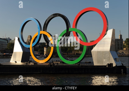 OLYMPISCHE RINGE AUF EINEM SCHWIMMENDEN PONTON AN DER THEMSE GENERALPROBE AM VORTAG OLYMPISCHE ERÖFFNUNGSFEIER. Stockfoto