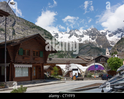 Die Ski Resort Stadt Courmayeur in Italien und der alpinen Bergkette dominiert von Mont Blanc. Stockfoto