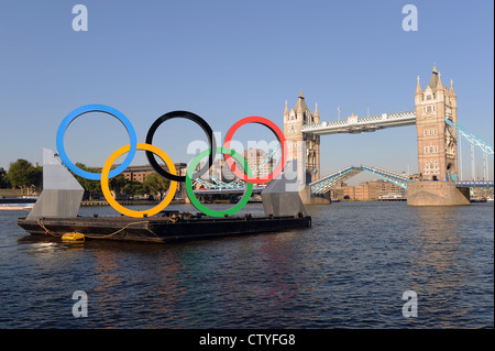 Olympische Ringe schwimmend auf einem Ponton in der Themse, london Stockfoto