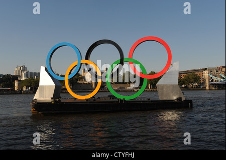 OLYMPISCHE RINGE AUF EINEM SCHWIMMENDEN PONTON AN DER THEMSE GENERALPROBE AM VORTAG OLYMPISCHE ERÖFFNUNGSFEIER. Stockfoto