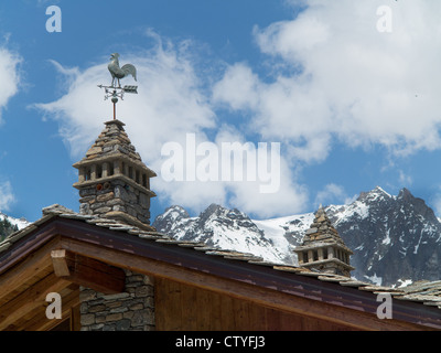 Traditionelle Naturstein-Cheminées und Wetterfahne in den Alpen. Dieses Bild wurde aufgenommen in Courmayeur, Italien Stockfoto