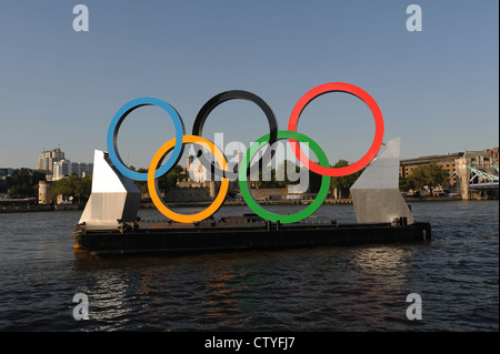 OLYMPISCHE RINGE AUF EINEM SCHWIMMENDEN PONTON AN DER THEMSE GENERALPROBE AM VORTAG OLYMPISCHE ERÖFFNUNGSFEIER. Stockfoto