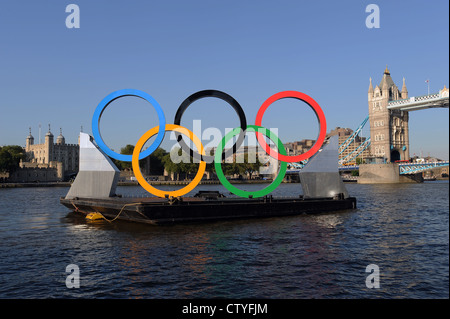 Olympische Ringe schwimmend auf einem Ponton in der Themse, london Stockfoto