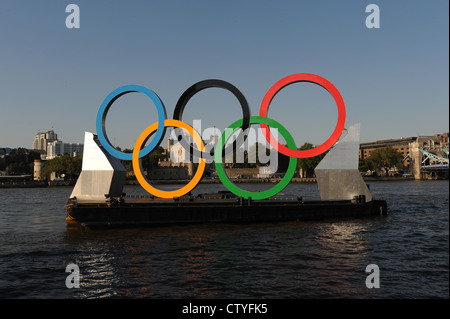 OLYMPISCHE RINGE AUF EINEM SCHWIMMENDEN PONTON AN DER THEMSE GENERALPROBE AM VORTAG OLYMPISCHE ERÖFFNUNGSFEIER. Stockfoto